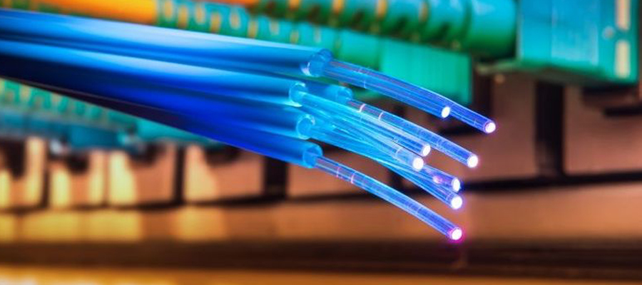 Zoom sur une fibre optique dénudée